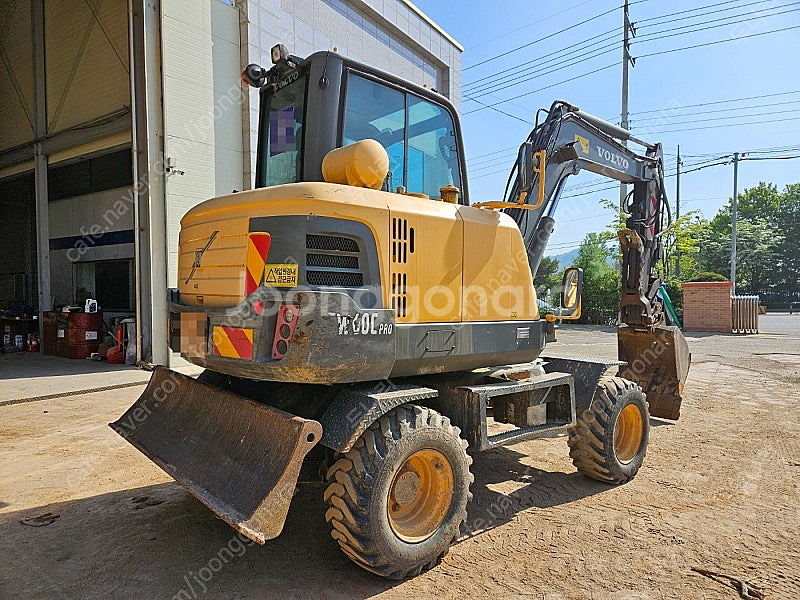 볼보 EW60C 2015년식 1인차주 코끼리집게 중고굴삭기 03 타이어식--2